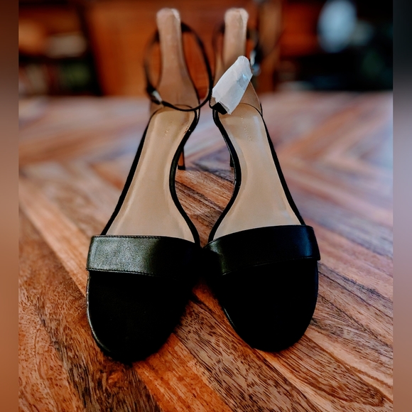 Ann Taylor NWOT Black Leather Ankle Strap Kitten Heel Size 6 - Picture 2 of 4